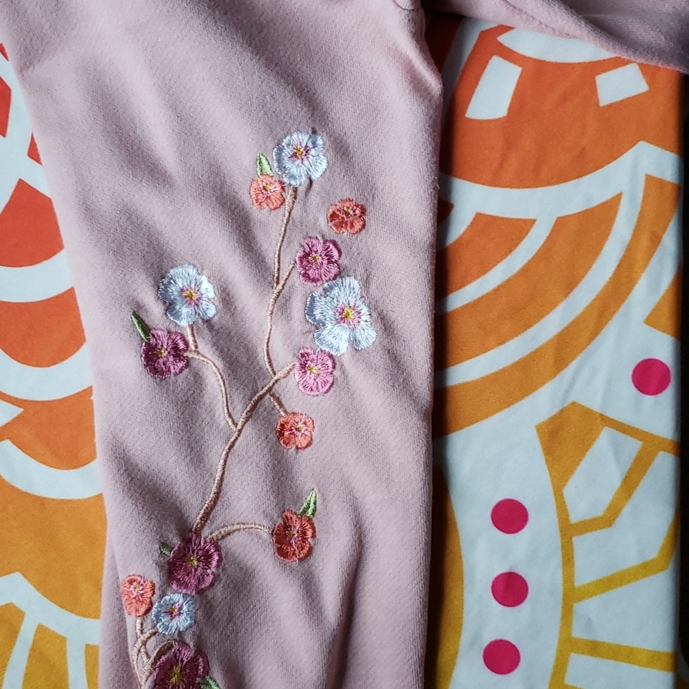 Pink embroidered blossoms top - Picture 7 of 11